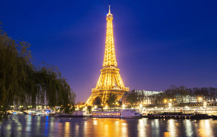 Bạn có thể phải hầu toà vì chụp ảnh tháp Eiffel vào buổi tối
